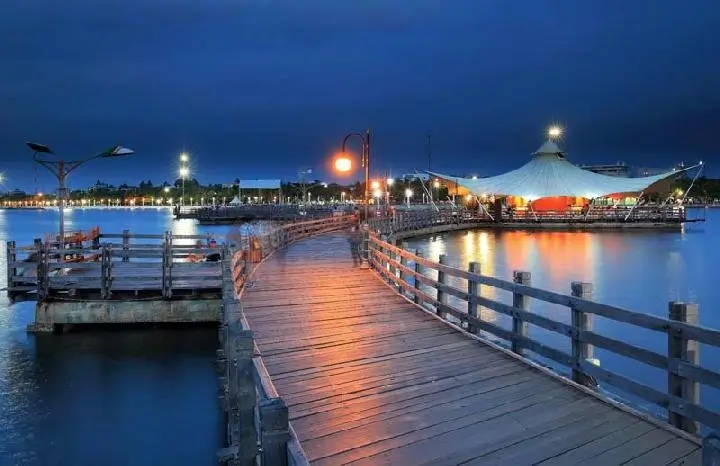 Liburan ke pantai Ancol di hari Natal 2024